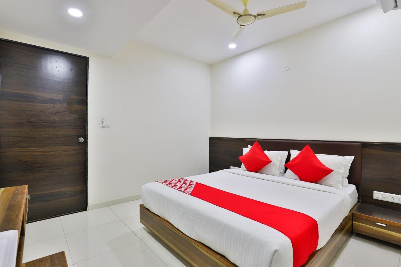Oyo 25009 Hotel Crystal Ahmadabad Zewnętrze zdjęcie