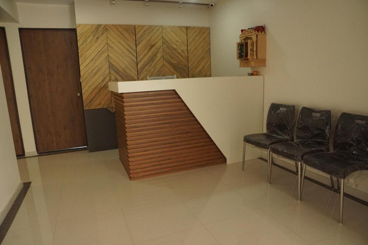 Oyo 25009 Hotel Crystal Ahmadabad Zewnętrze zdjęcie
