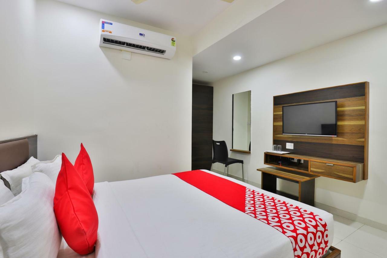 Oyo 25009 Hotel Crystal Ahmadabad Zewnętrze zdjęcie